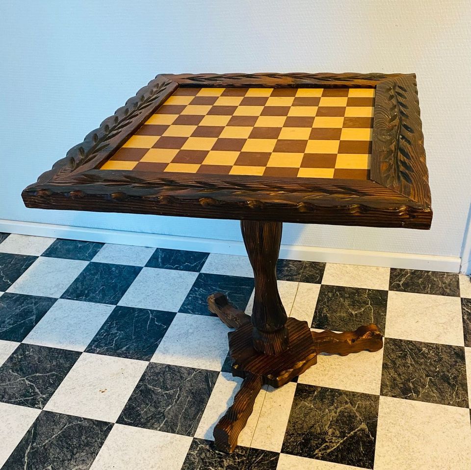Vanha shakkipöytä