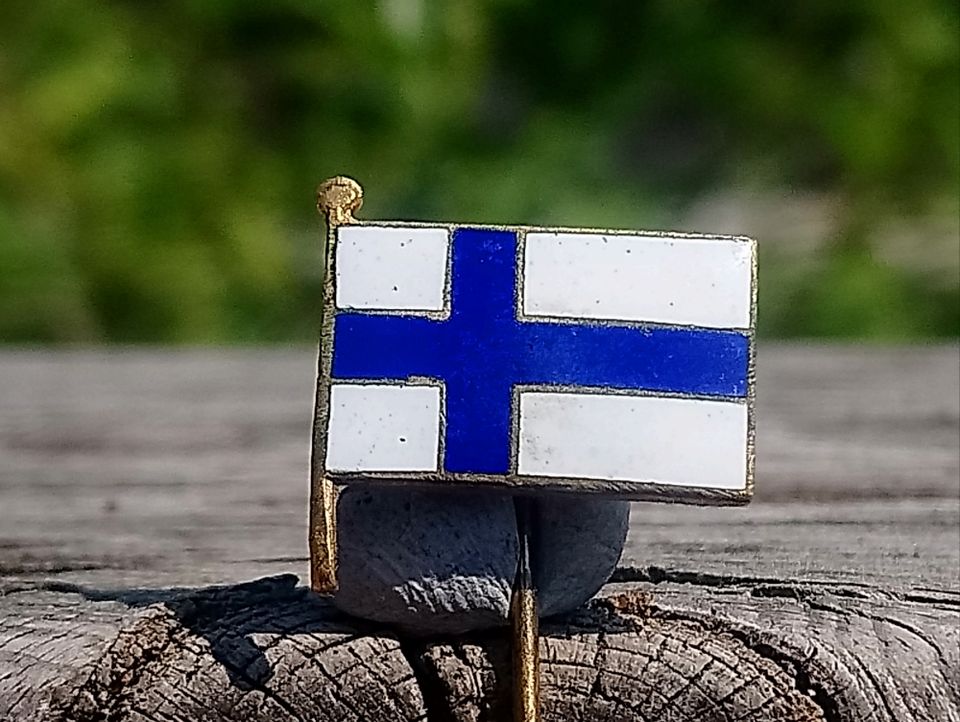 Emalinen Suomen lippu.  Halkaisija - 19 mm.