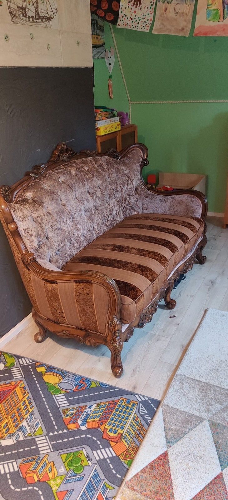 Uusi-Antiikinen sohva