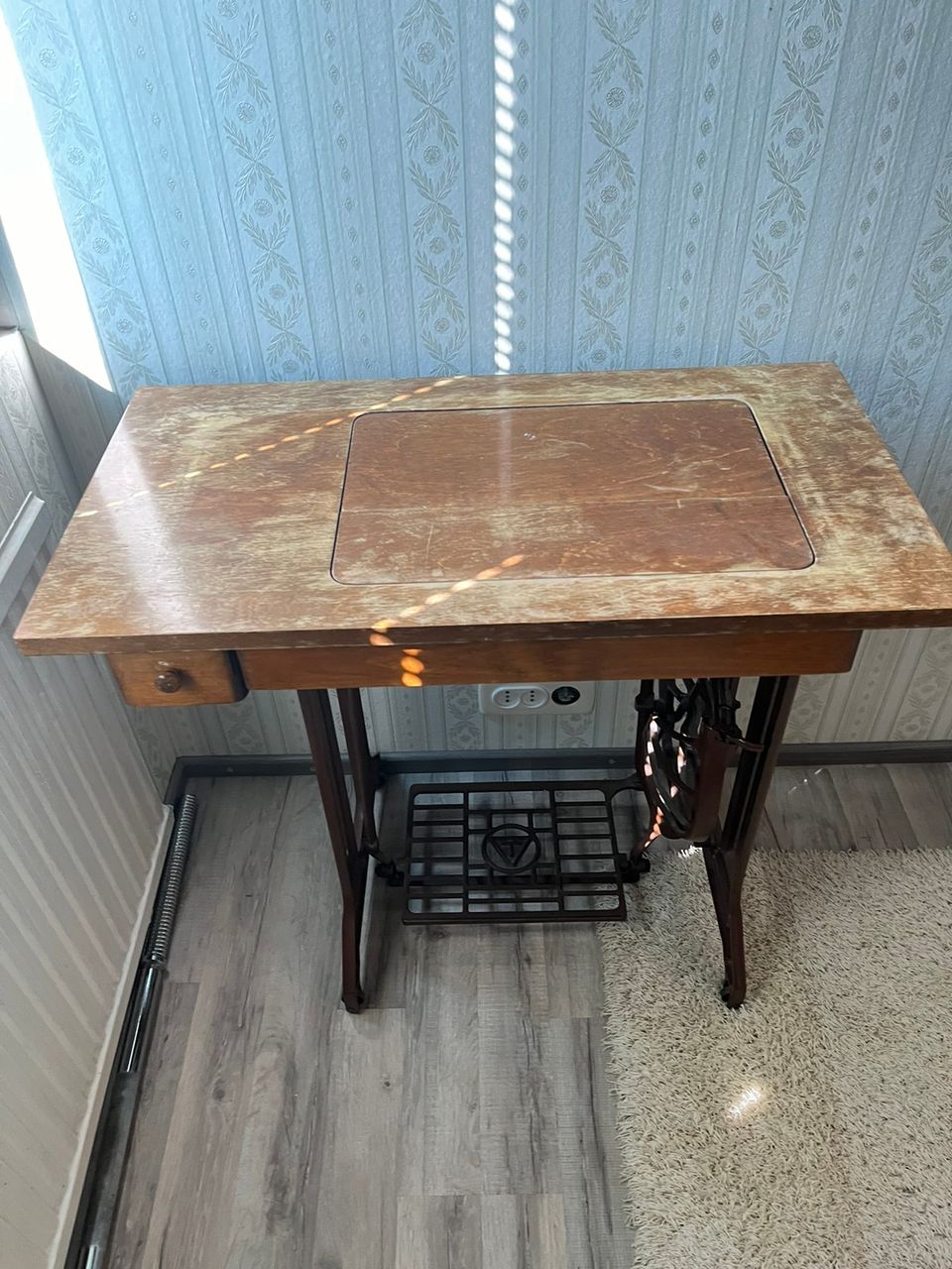 Vanha ompelukone pöytä