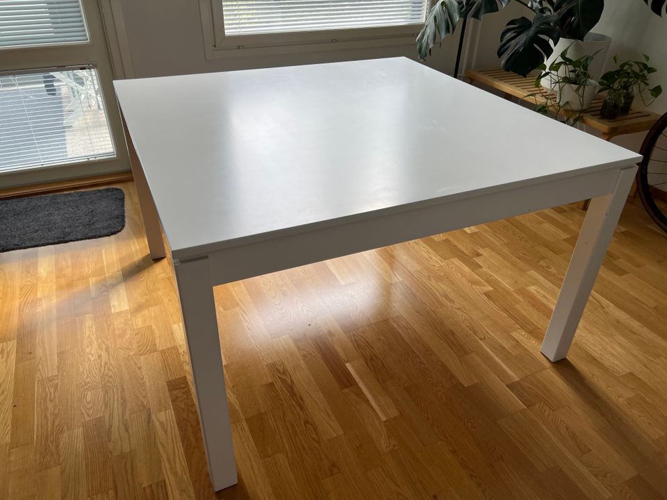 Valkoinen ruokapöytä 120cm x 120cm