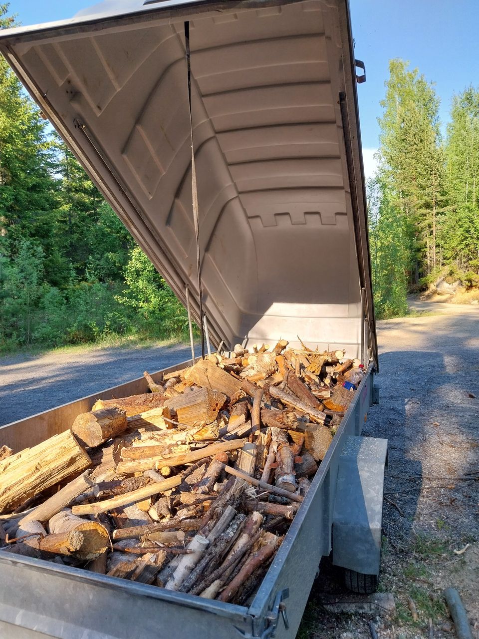 Täysin kuivaa polttopuuta