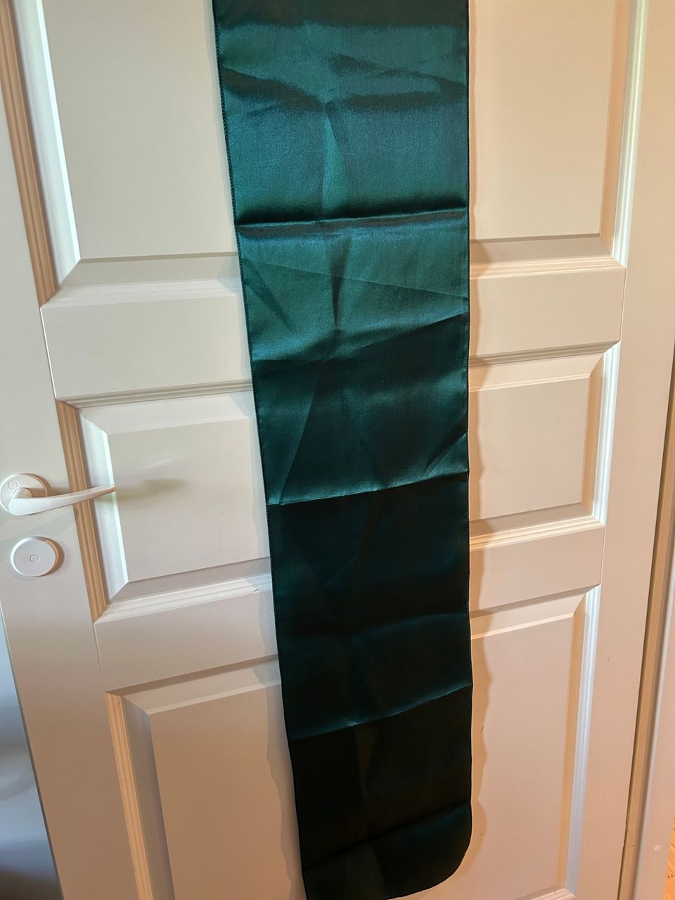 Emerald green satin kaitaliina