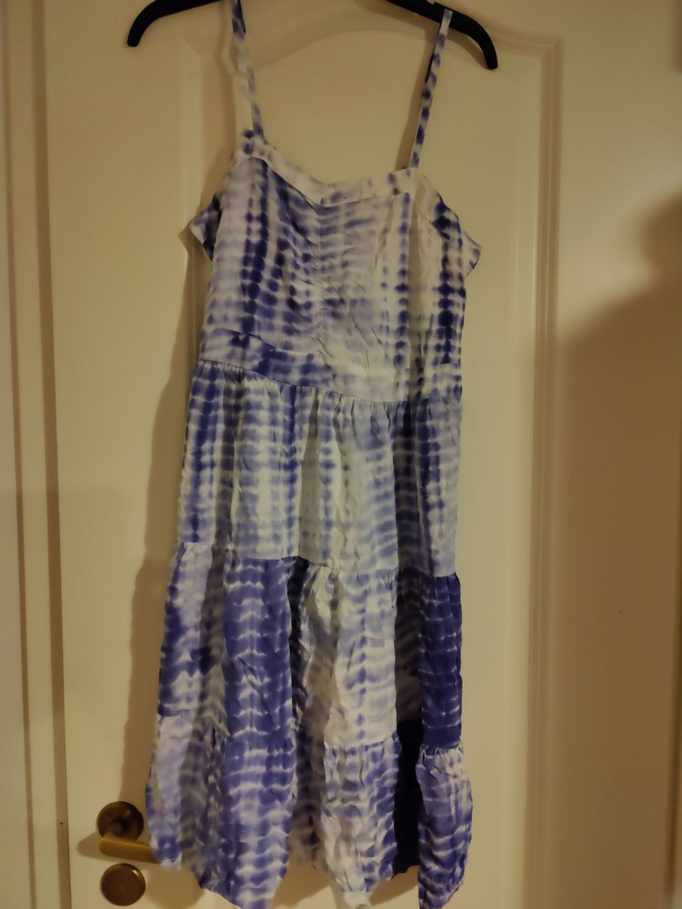 ALE Myydään tyttöjen sinivalkoinen batiikkivärjätty mekko 152 uudenveroinen