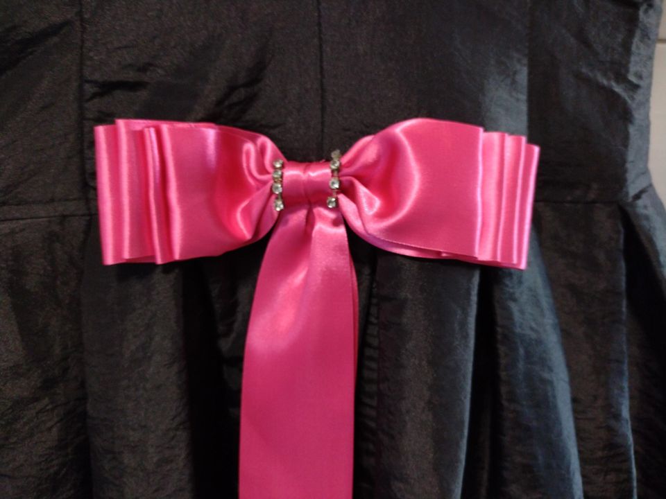 Musta pinkillä tyllillä ja koruilla tuunattu mekko