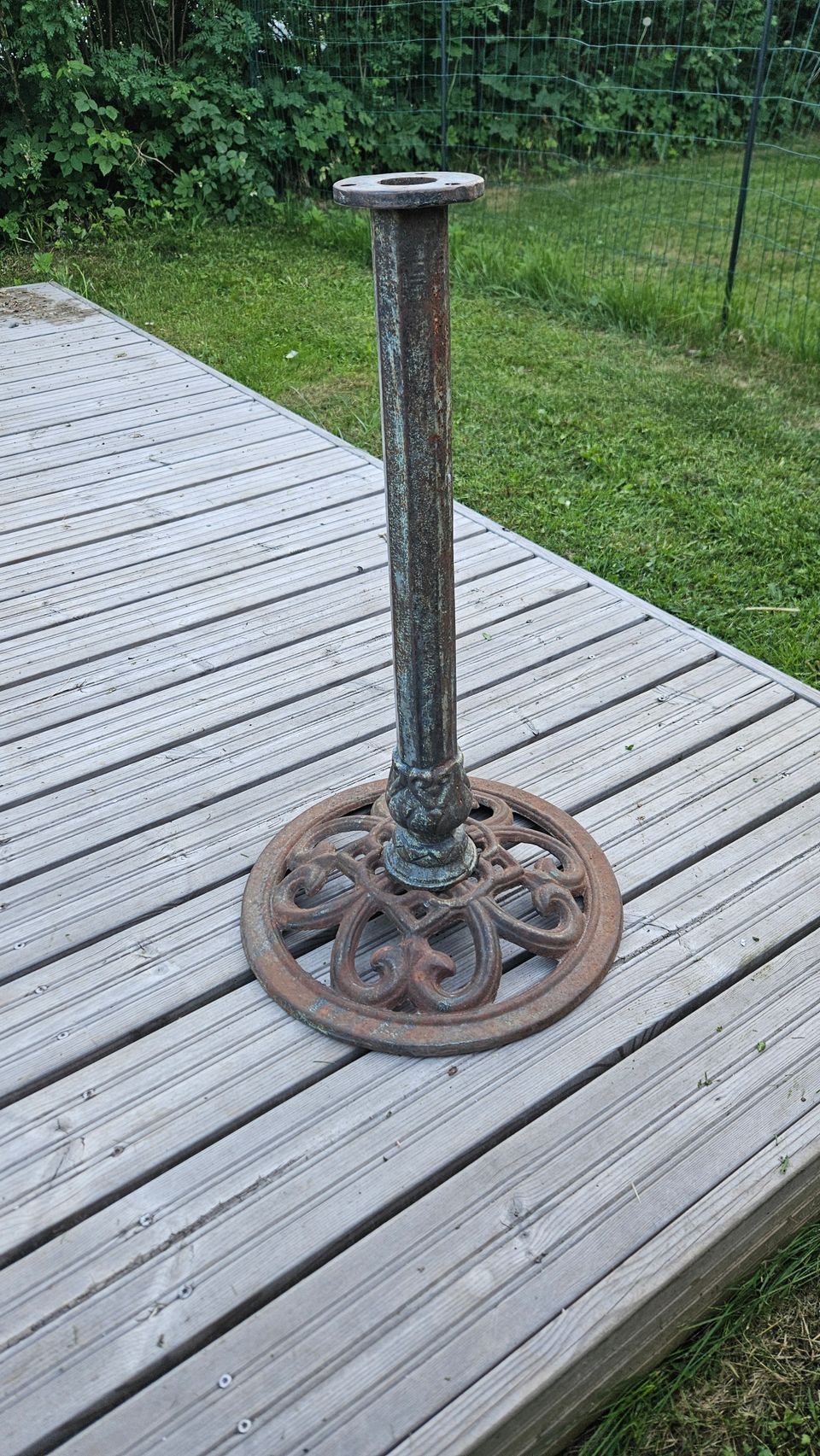 Metallinen koristeellinen pöydänjalka