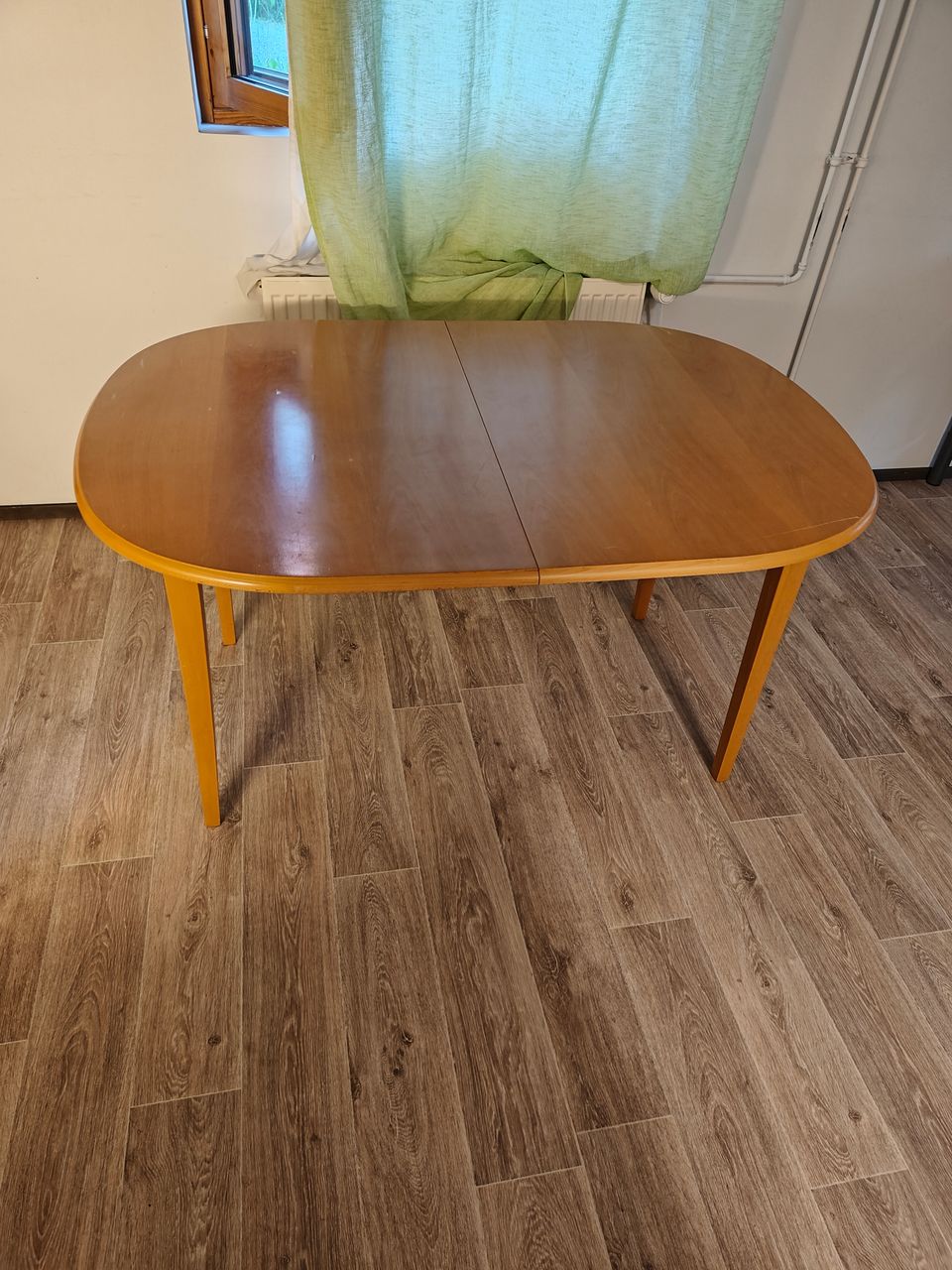 Myynnissä puinen, laajenettava pöytä
