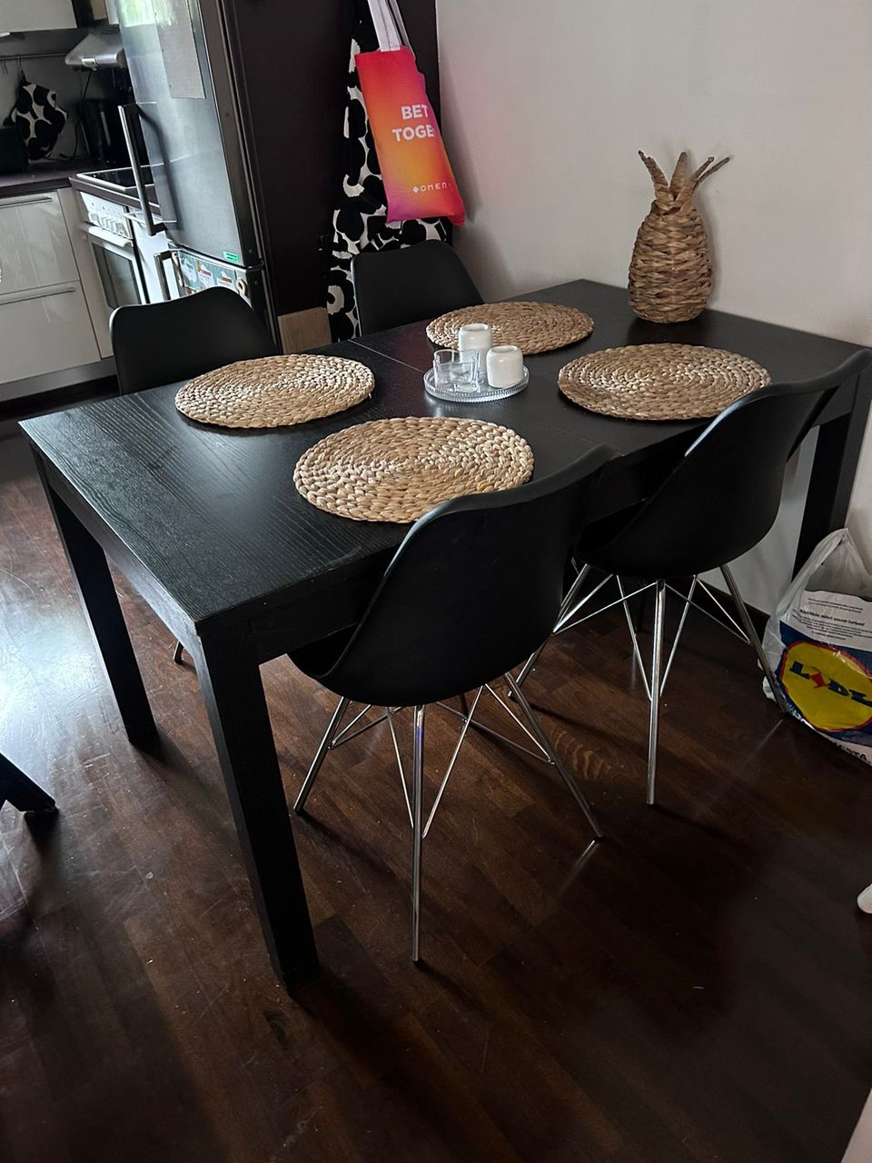 Keittiön pöytä (tuolit myyty)