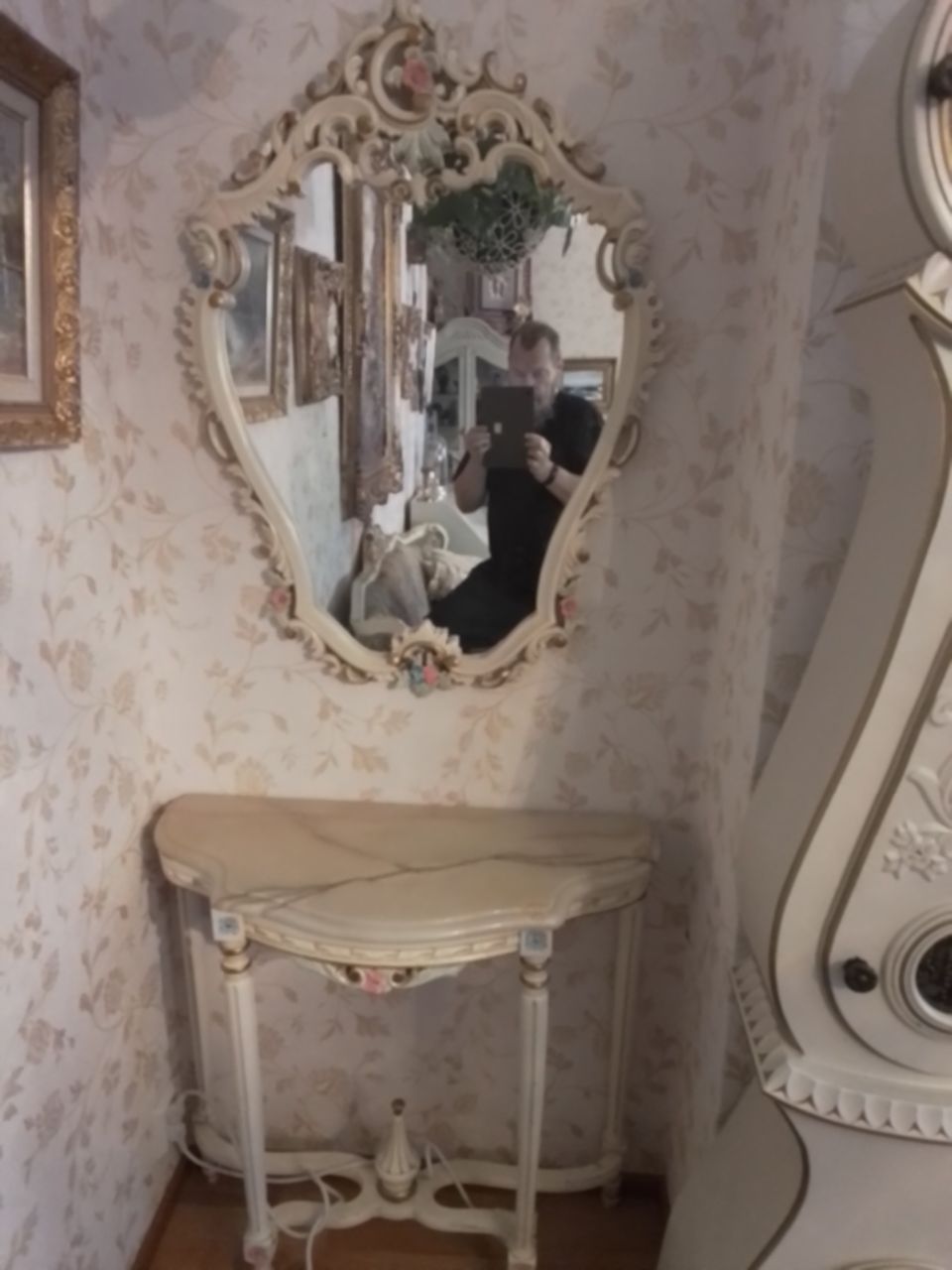 Antiikkinen peili ja peilipöytä marmori kannella yli sata vuotias