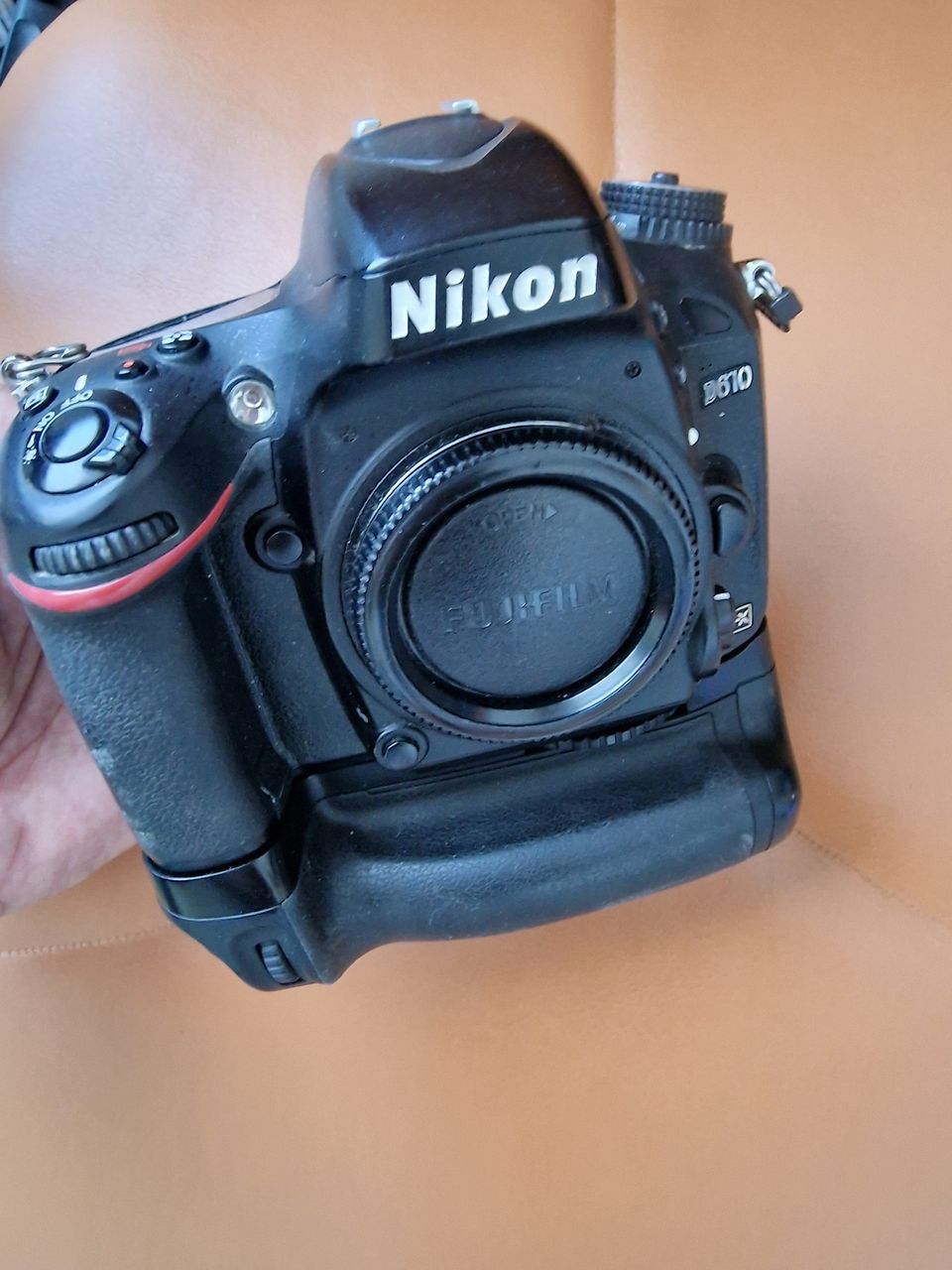 Fullframe (täyskenno) Nikon D610 + akkukahva
