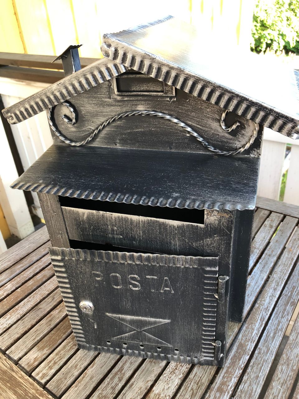 Metallinen suuri postilaatikko