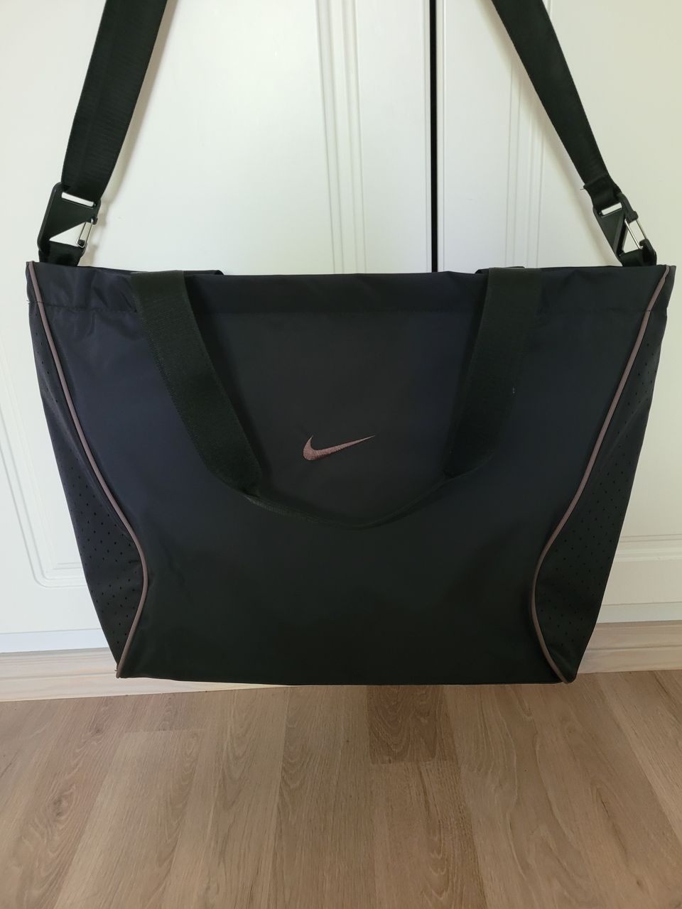 Nike iso shopping bag