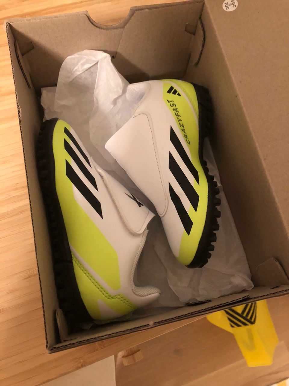 Uudet Adidas jalkapallokengät