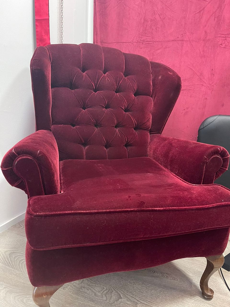 Ihana punainen sametti nojatuoli
