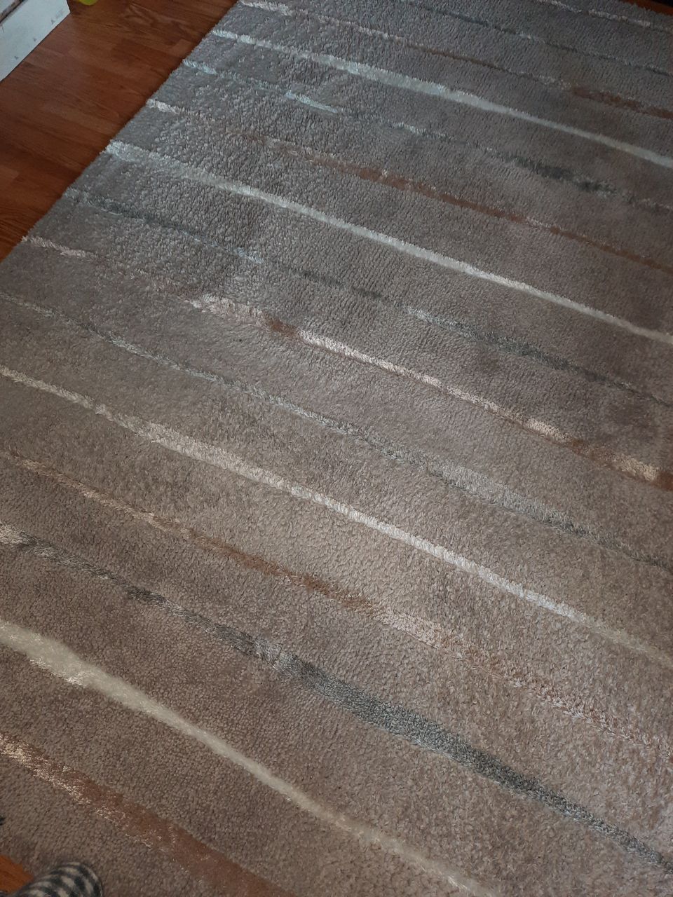 Harmaa olohuoneen matto