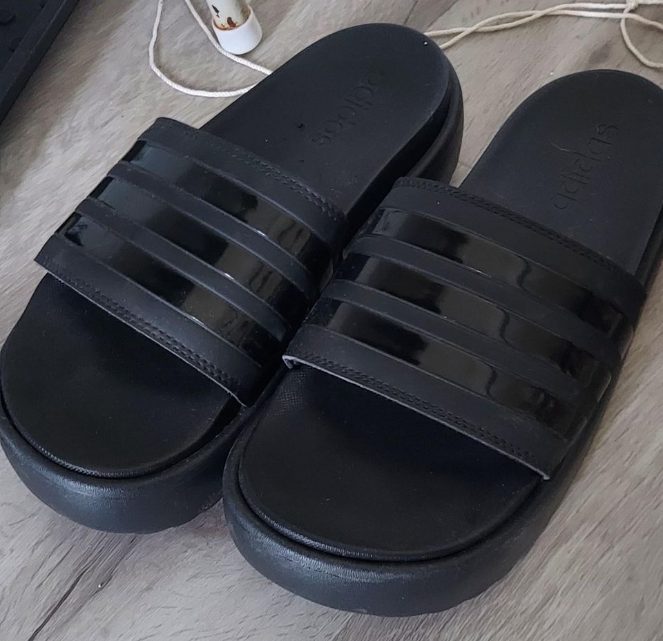 Adidas sandaalit