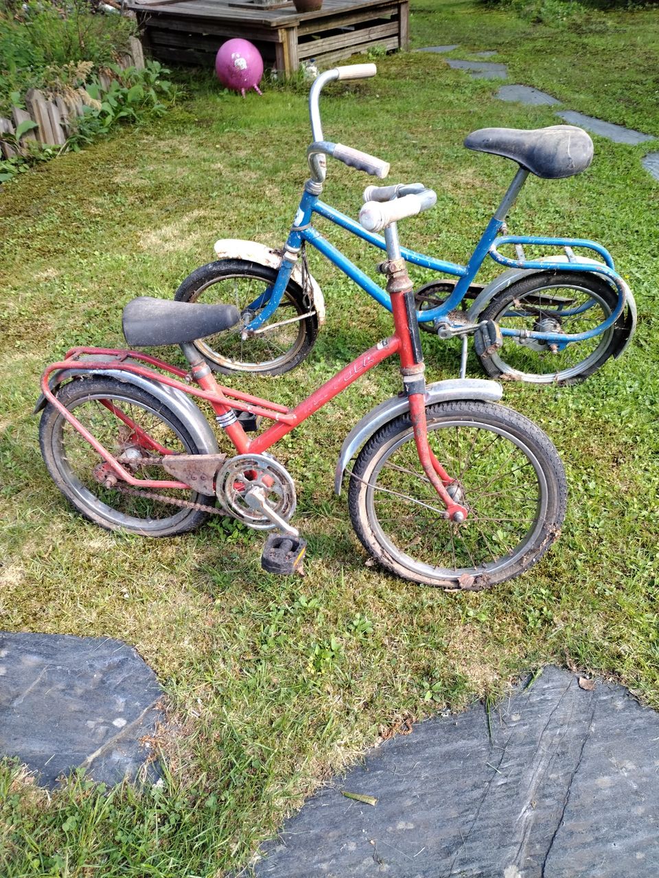 Kaksi vanhaa lasten pyörää