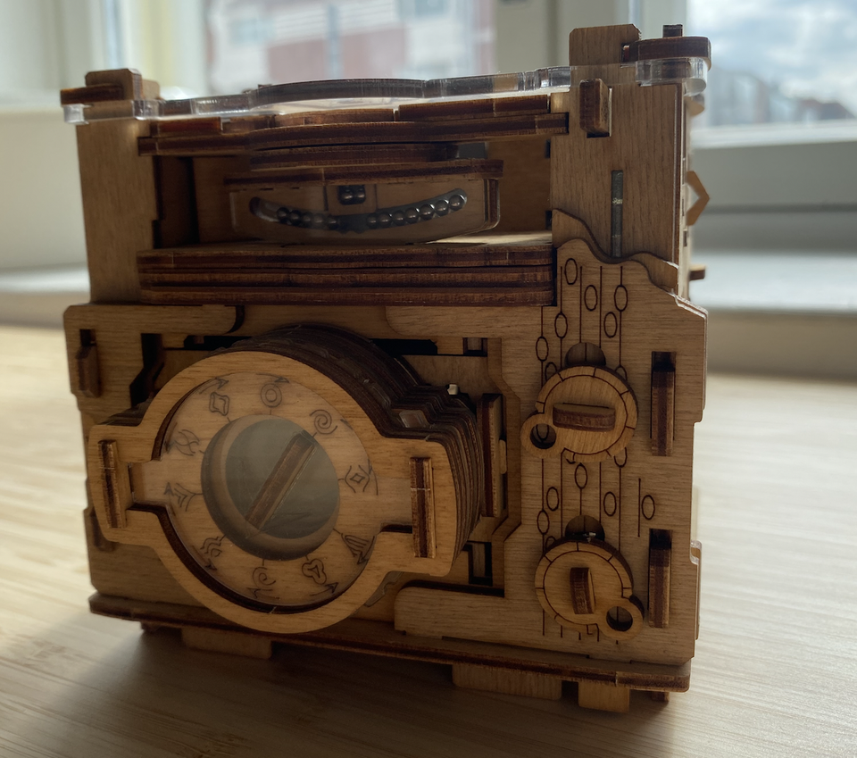 Pulmapeli Cluebox Escape Room in a Box - Sherlock's Camera VARATTU