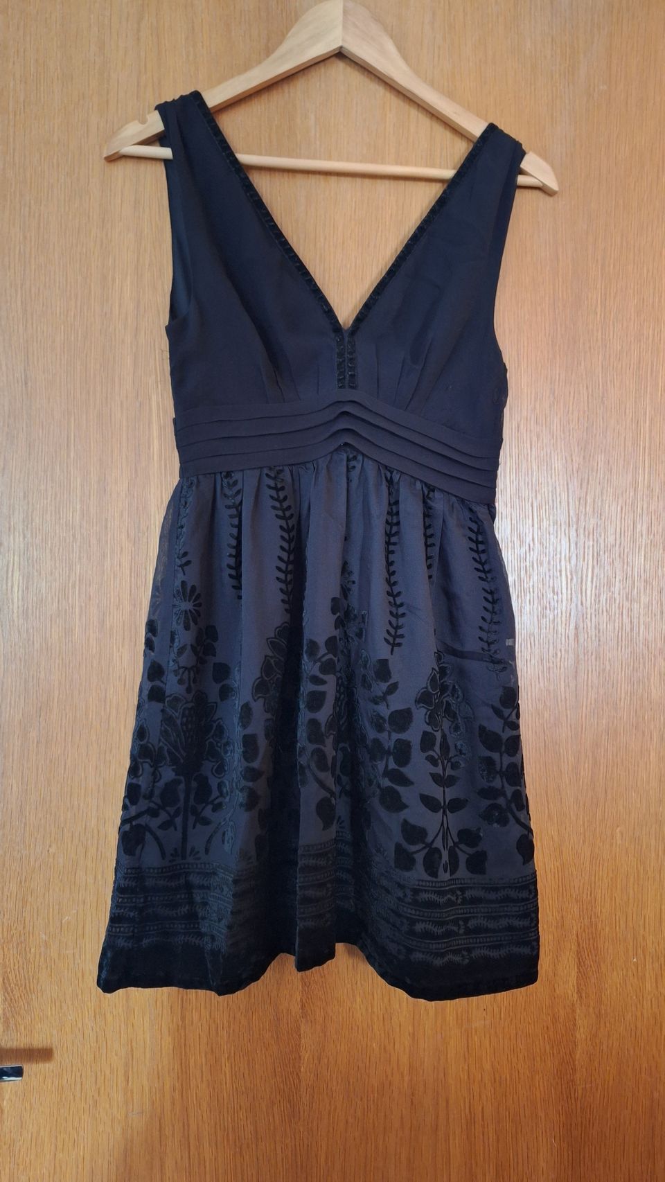 Musta mekko (EU34)