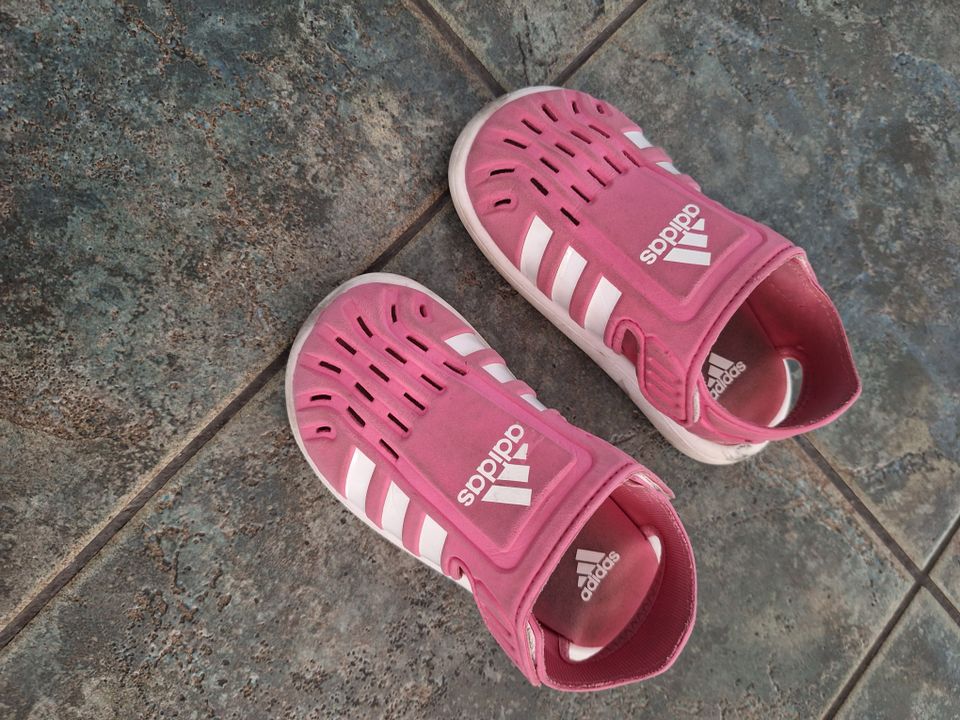 Adidas sandaalit