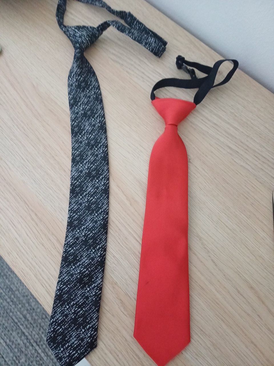 2 kravattia lapselle