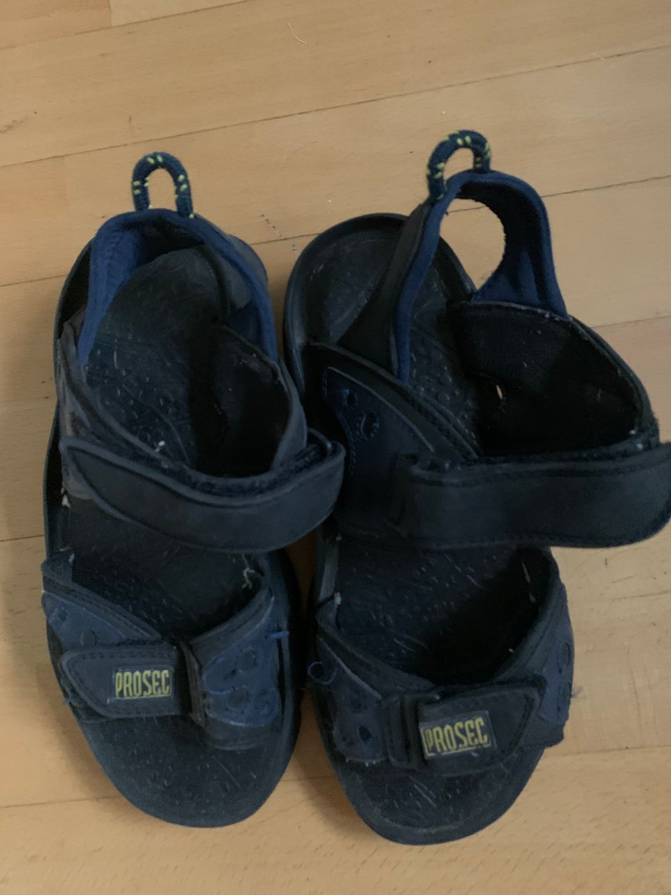 Mustat sandaalit tarrakiinnitys
