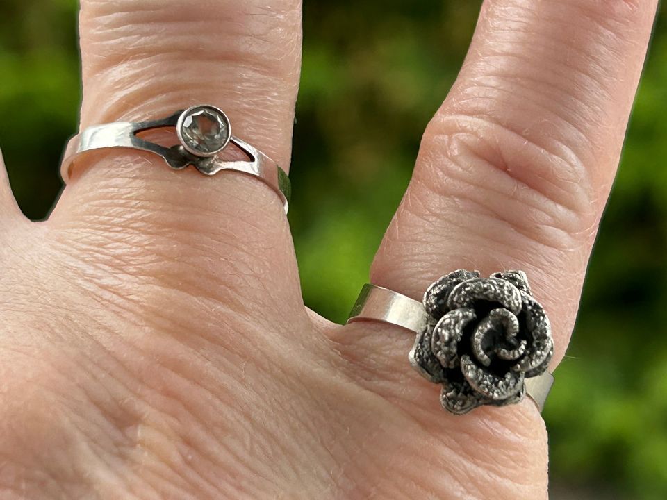 2 kpl kotimaisia hopeisia sormuksia (19 mm ja 17 mm)