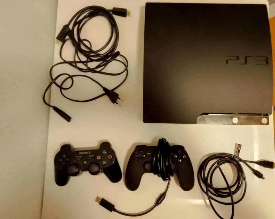 PlayStation 3 + pelejä (4€/peli)