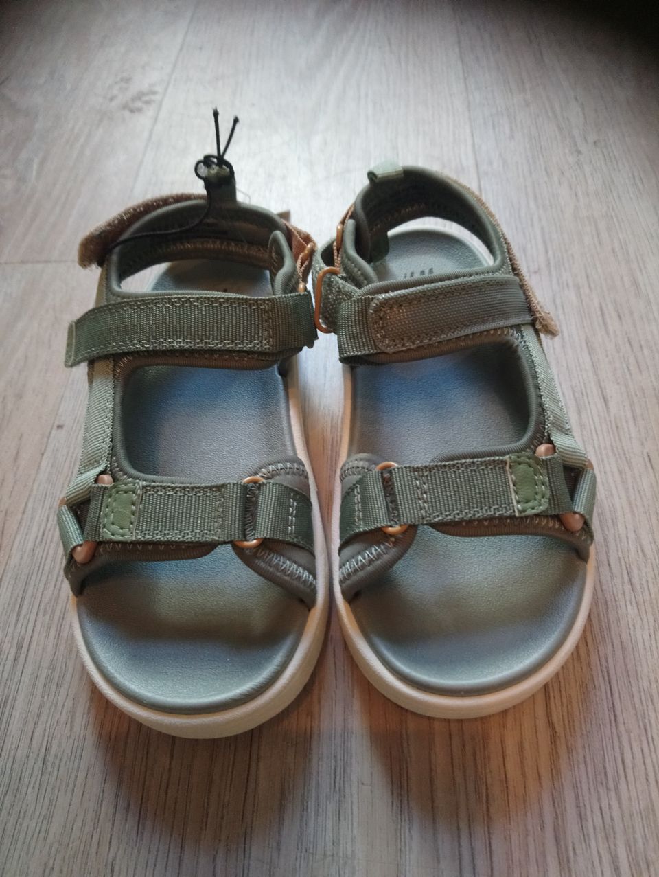 - Uudet- lasten sandaalit koko 29