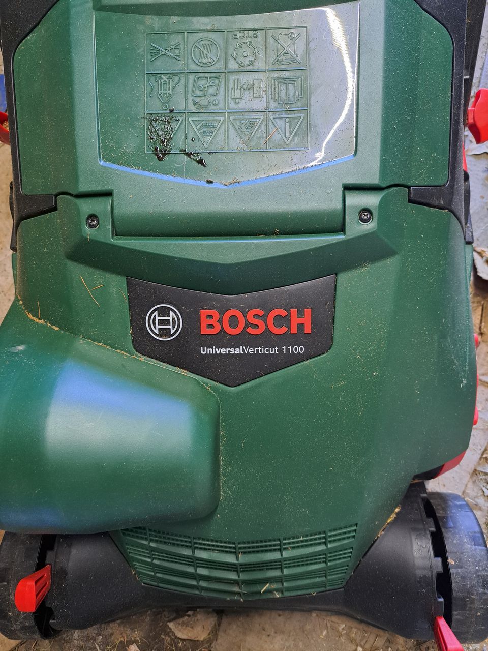 Myydään Bosch 1100 nurmikon ilmaaja, sammalen poistaja