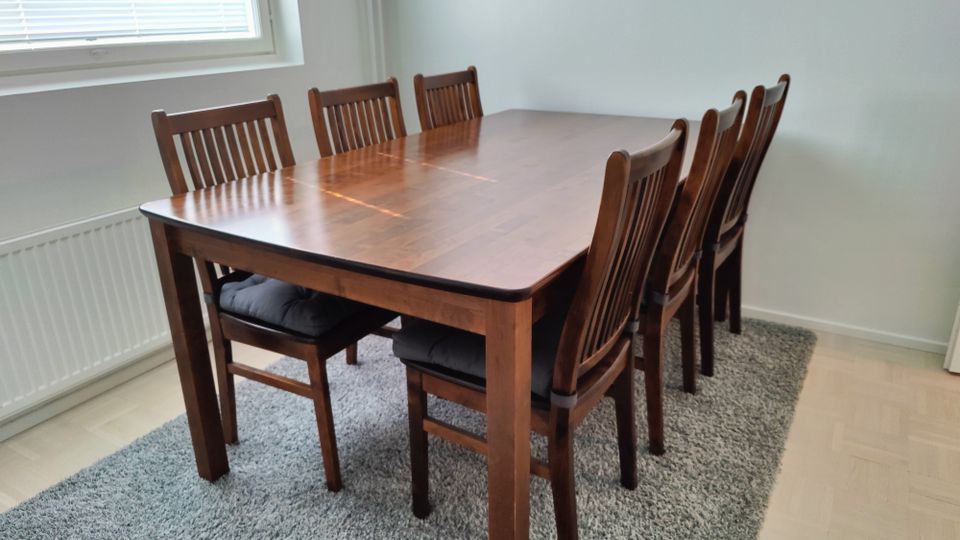 Ruokapöytä ja kuusi tuolia
