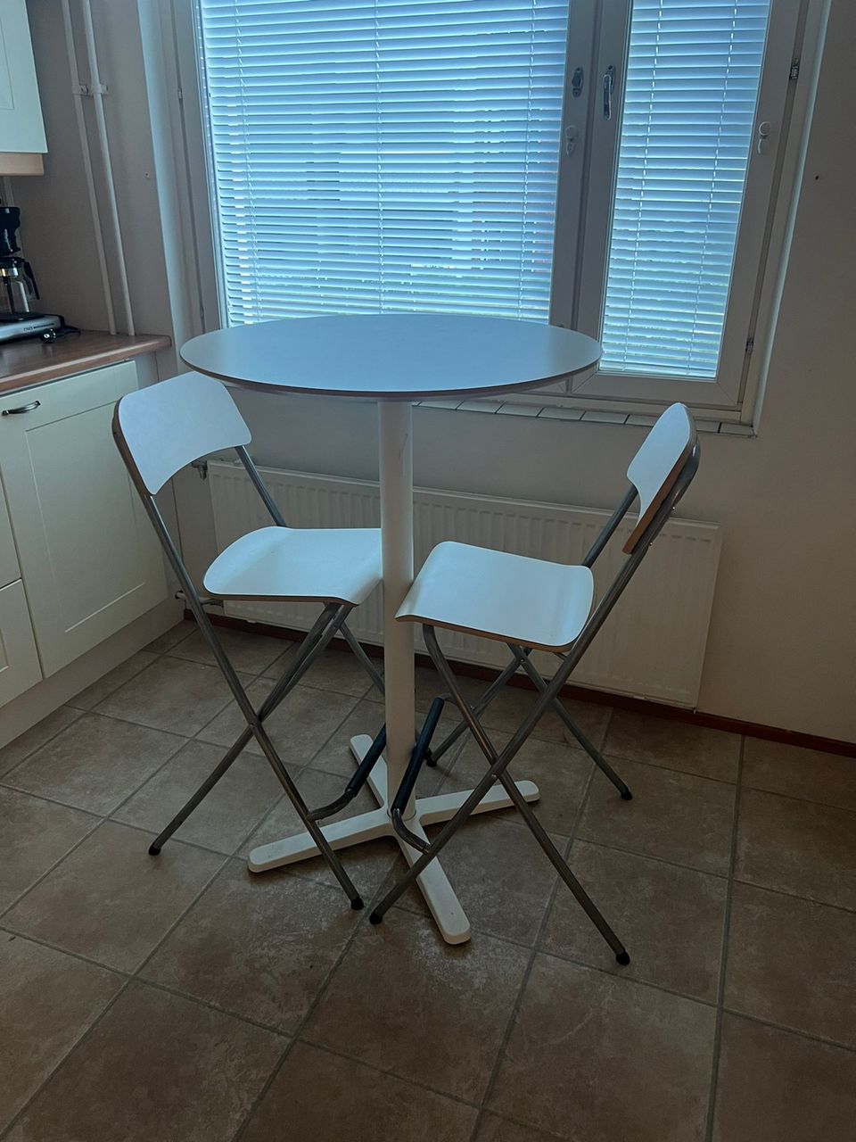 Baaripöytä + 2 tuolia