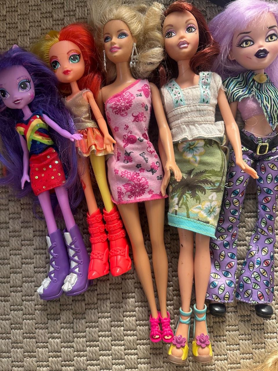Barbie, My Little Pony ja muita nukkeja.