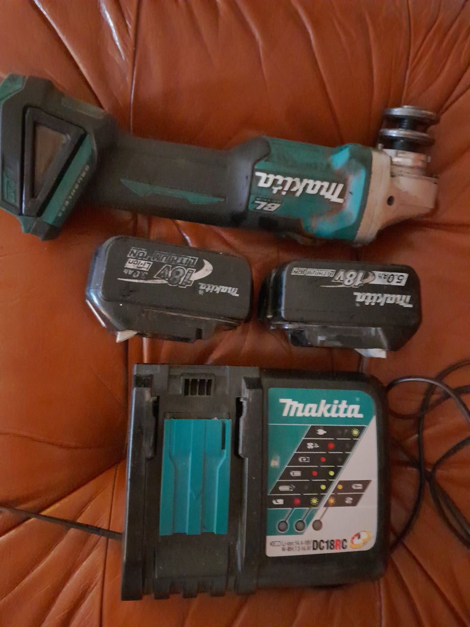 Makita akkurälläkkä+2 akkua ja laturi