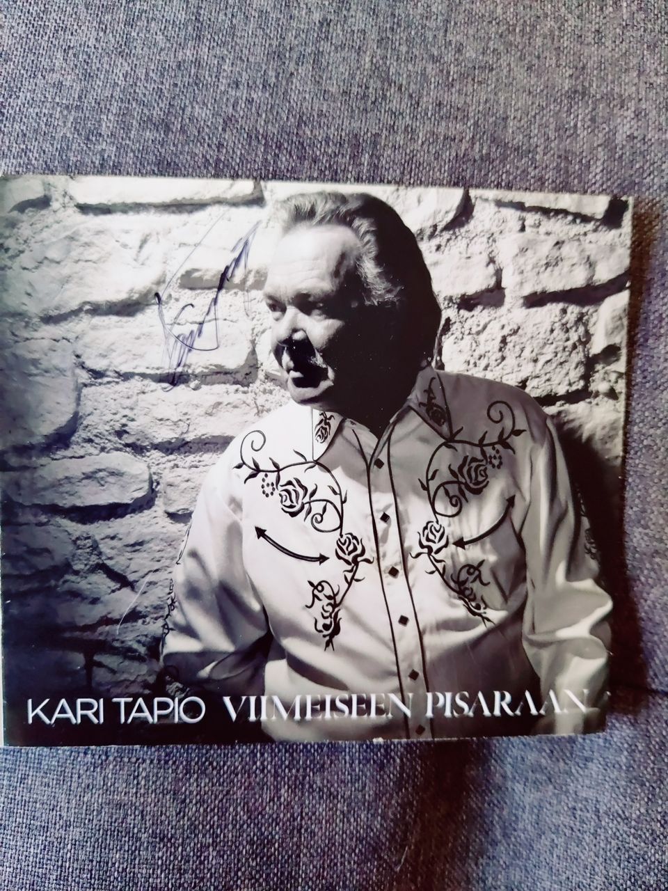 Kari Tapio: Viimeiseen pisaraan CD nimikirjoituksella