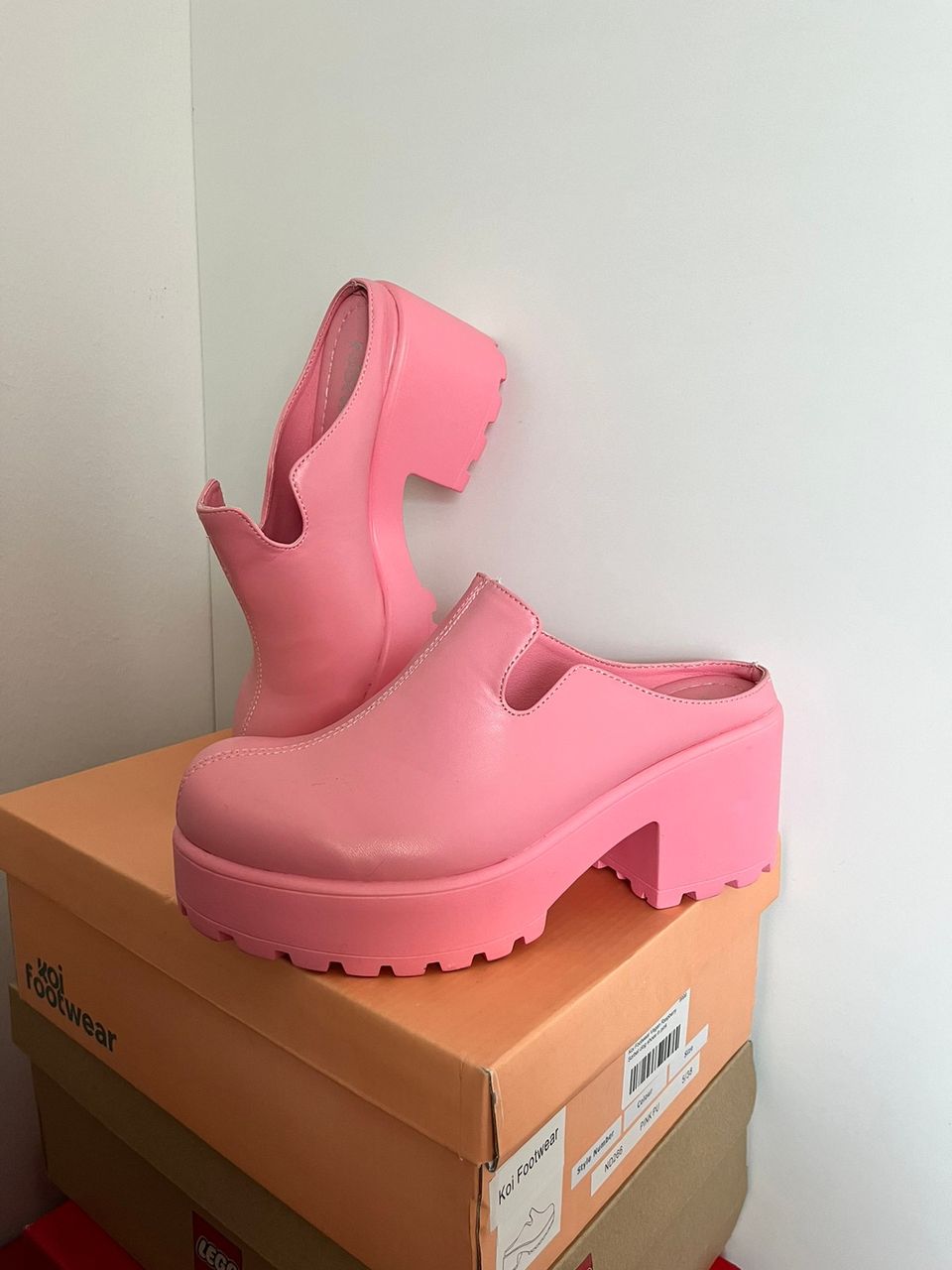 Vaaleanpunaiset kengät