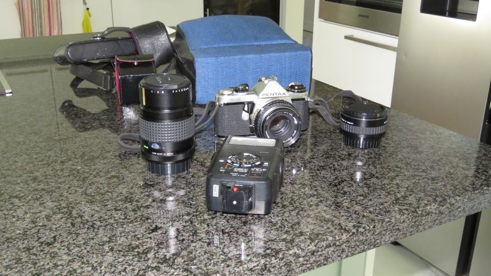 Kinofilmi-järjestelmäkamera Pentax