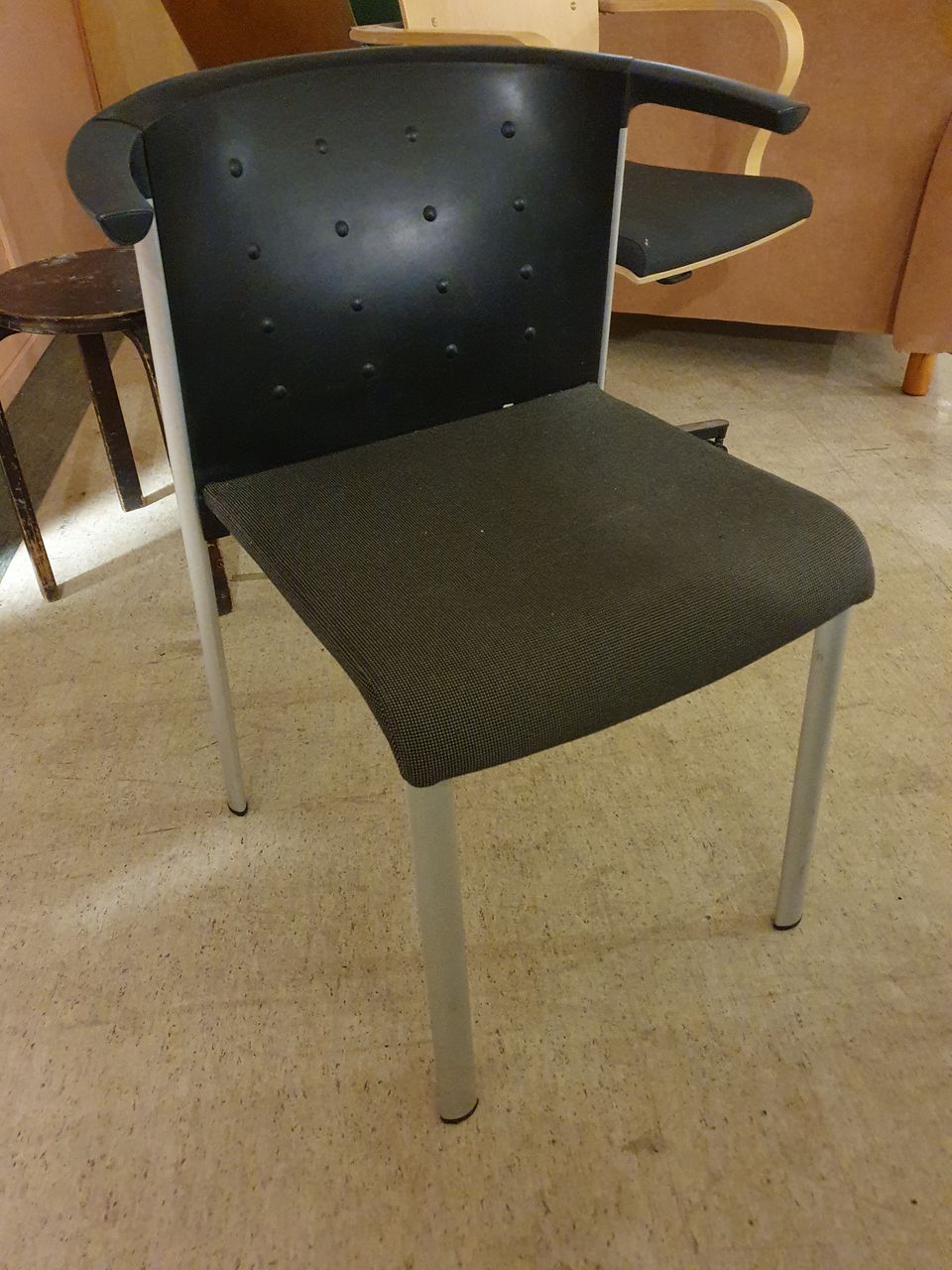 Musta tuoli