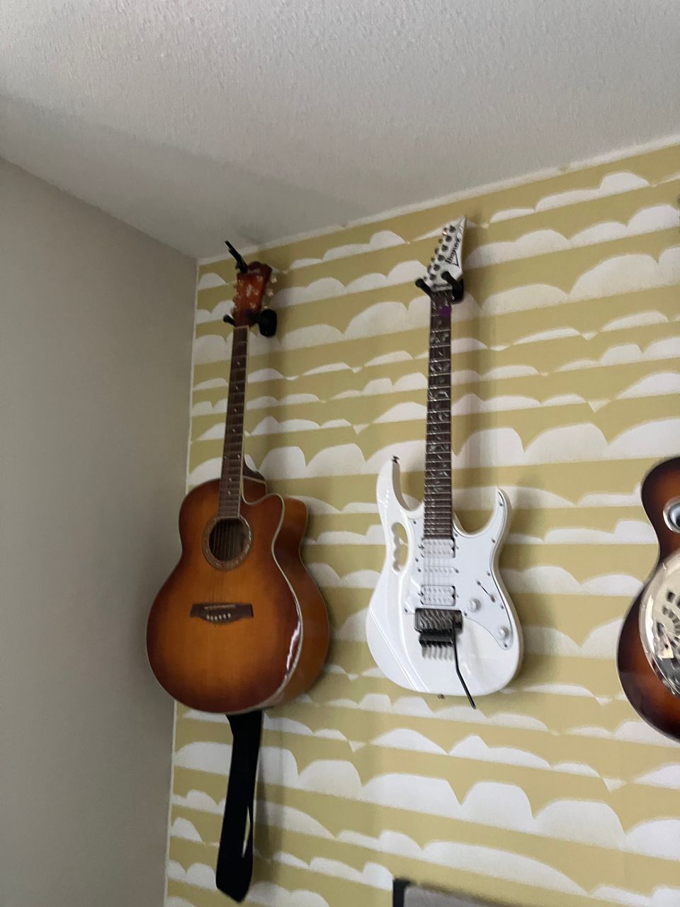 Seinäteline kitaralle