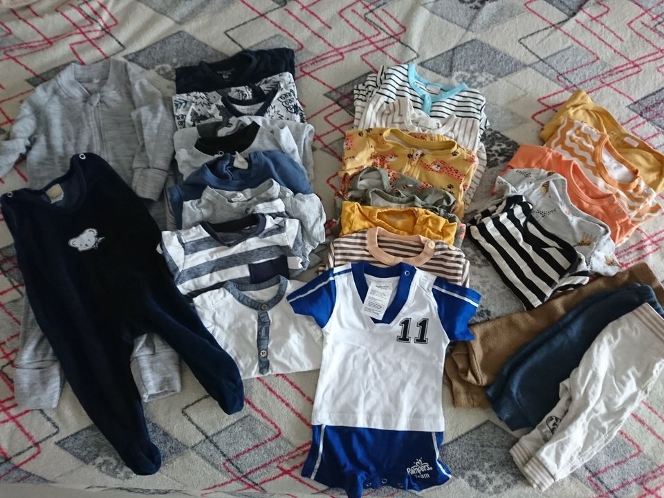 Pakkaus vaatteita pojalle (koko 62-74)