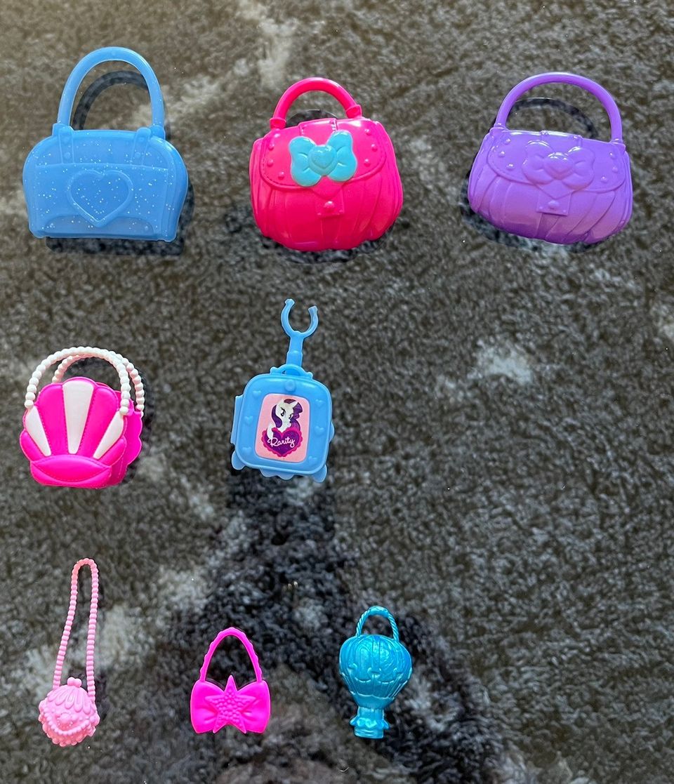 Barbie ja LPS laukkuja