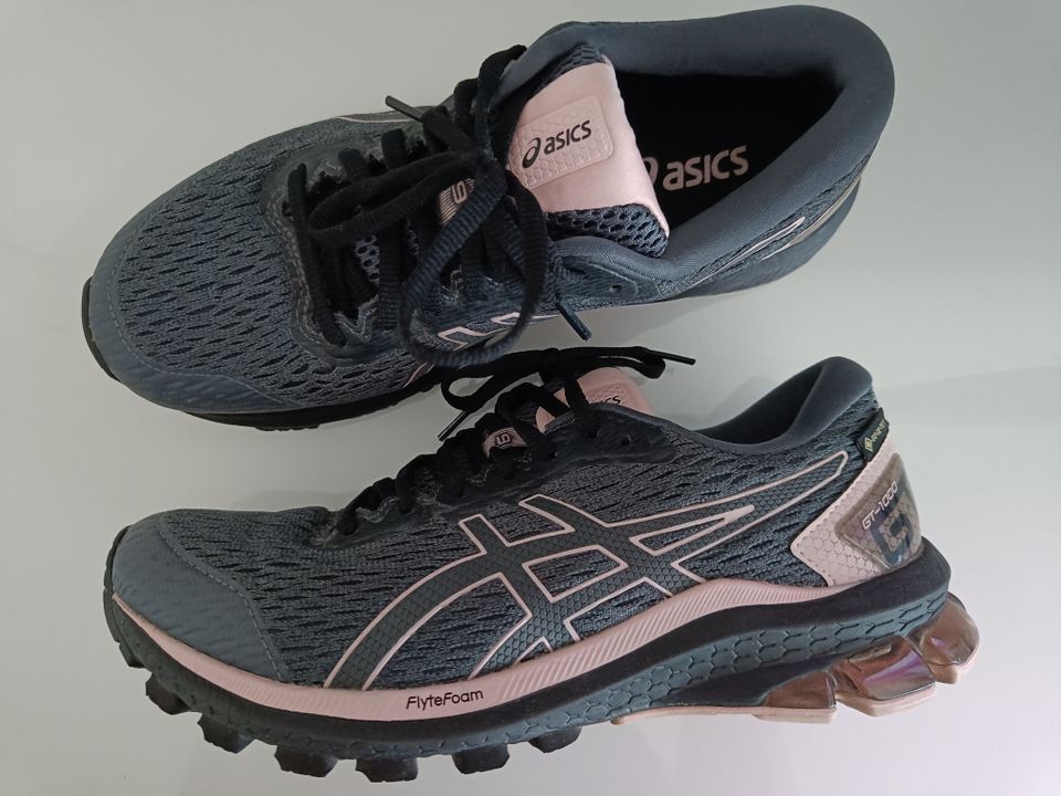 Asics vedenpitävät juoksulenkkarit