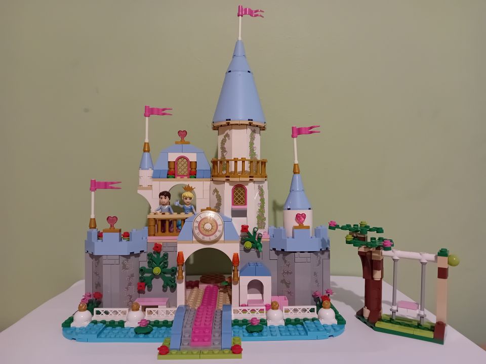 Lego Tuhkimon romanttinen linna 41055