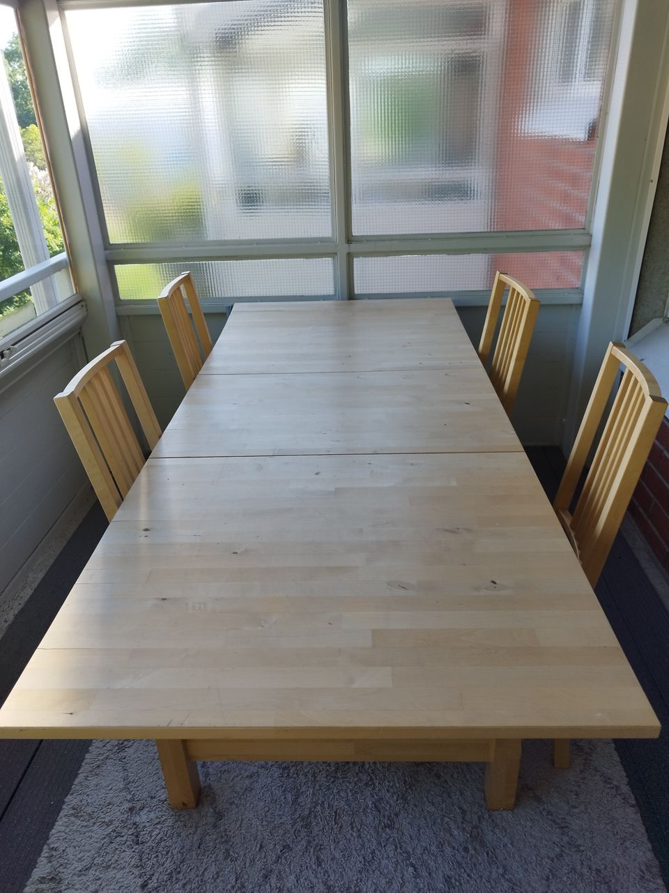 Jatkettava pöytä ja 4 tuolia (vävoidaan purkaa)