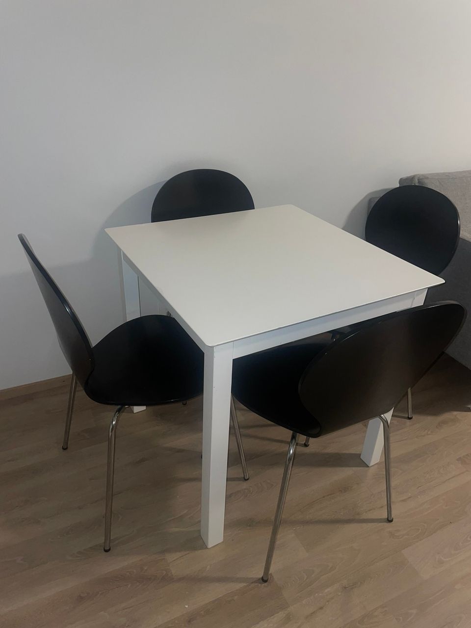 Pöytä ja tuolit