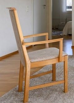Käsinojallinen tukeva tuoli