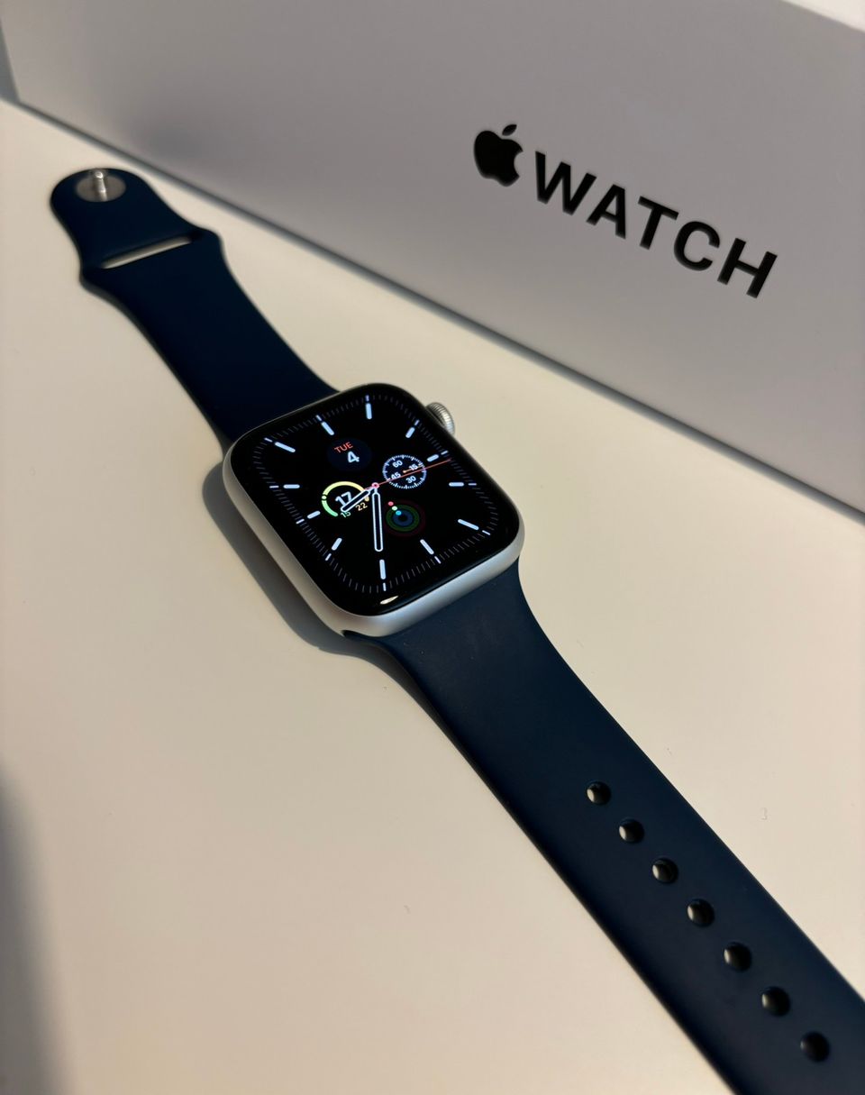 Apple Watch SE 44 mm kello