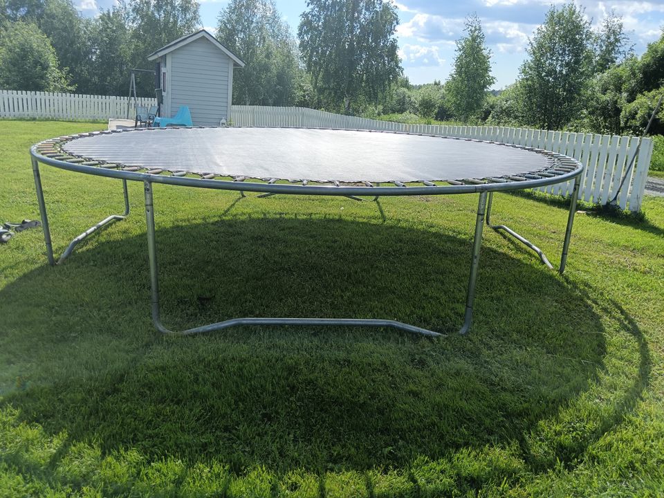 Myydään trampoliini