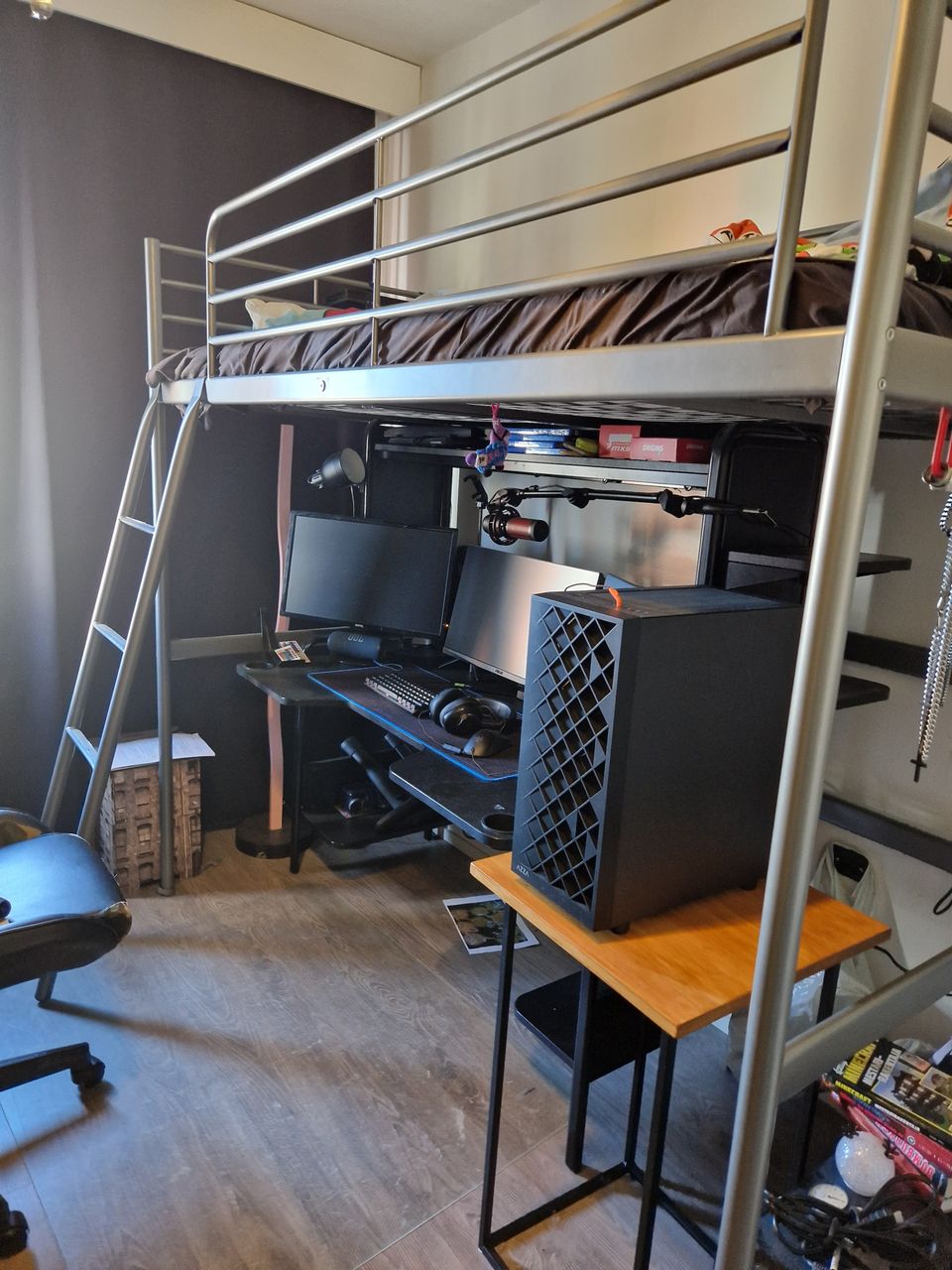 Ikean Fredde pelipöytä/työpöytä