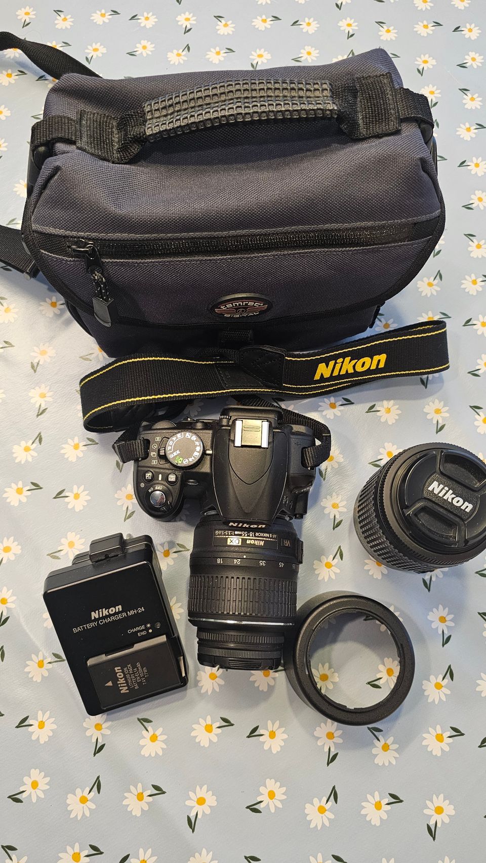Nikon D3100 kamera ja tarvikkeita